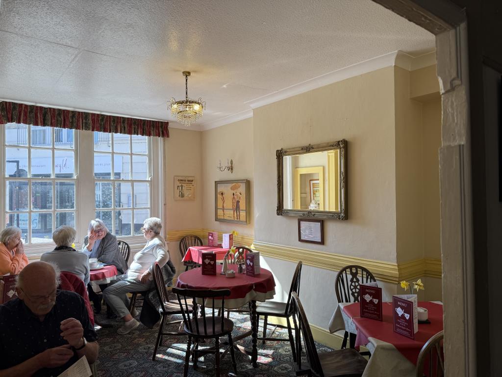 Lot: 30 - LANDMARK FREEHOLD TOWN CENTRE COMMERCIAL INVESTMENT - Customer Dining Area